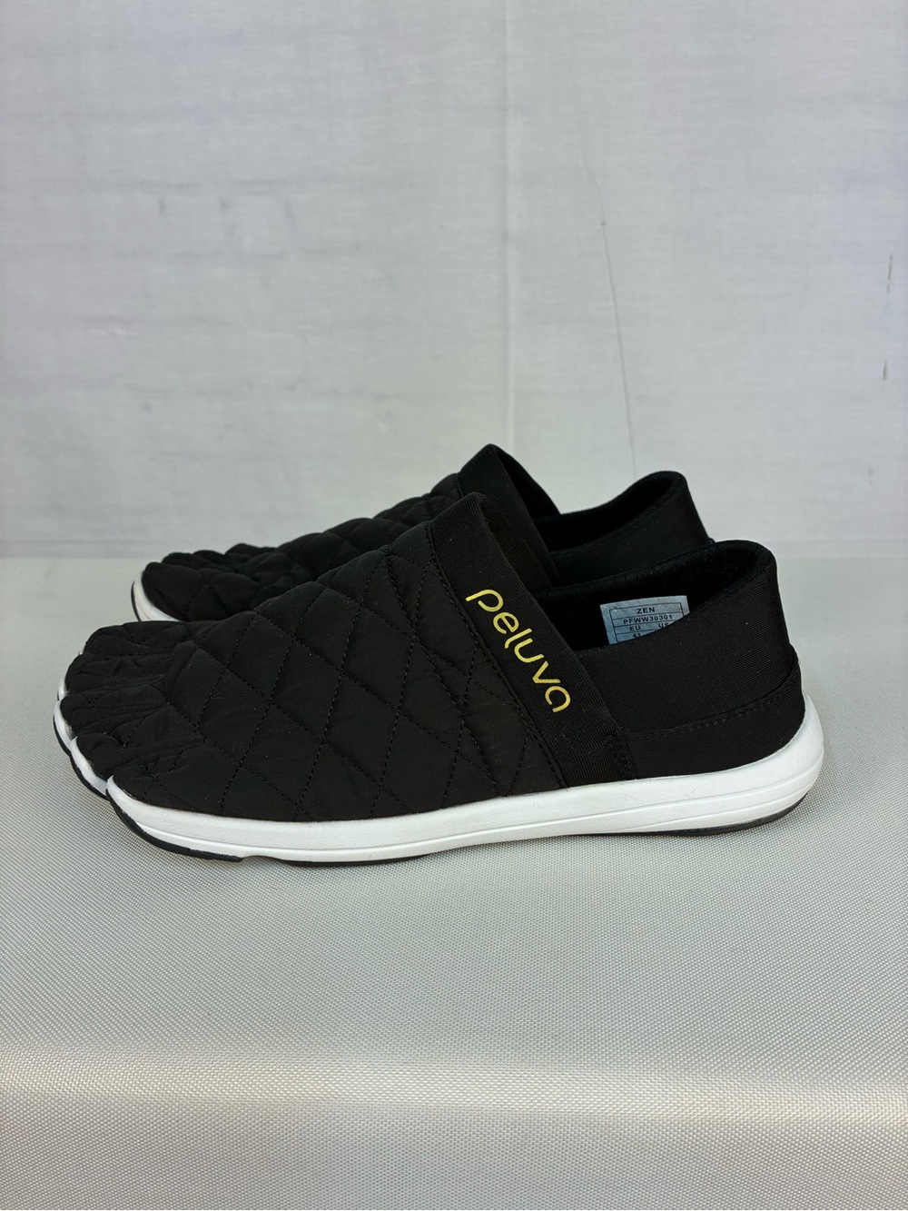 Peluva Zen Quilted Barefoot Sneakers in Black 41 - Picture 3 of 7